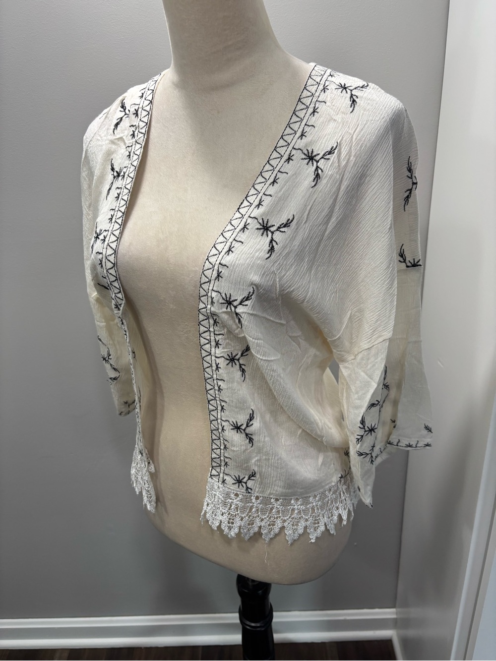 Embroidered Open Front Lace Trim Kimono - Cream & Black